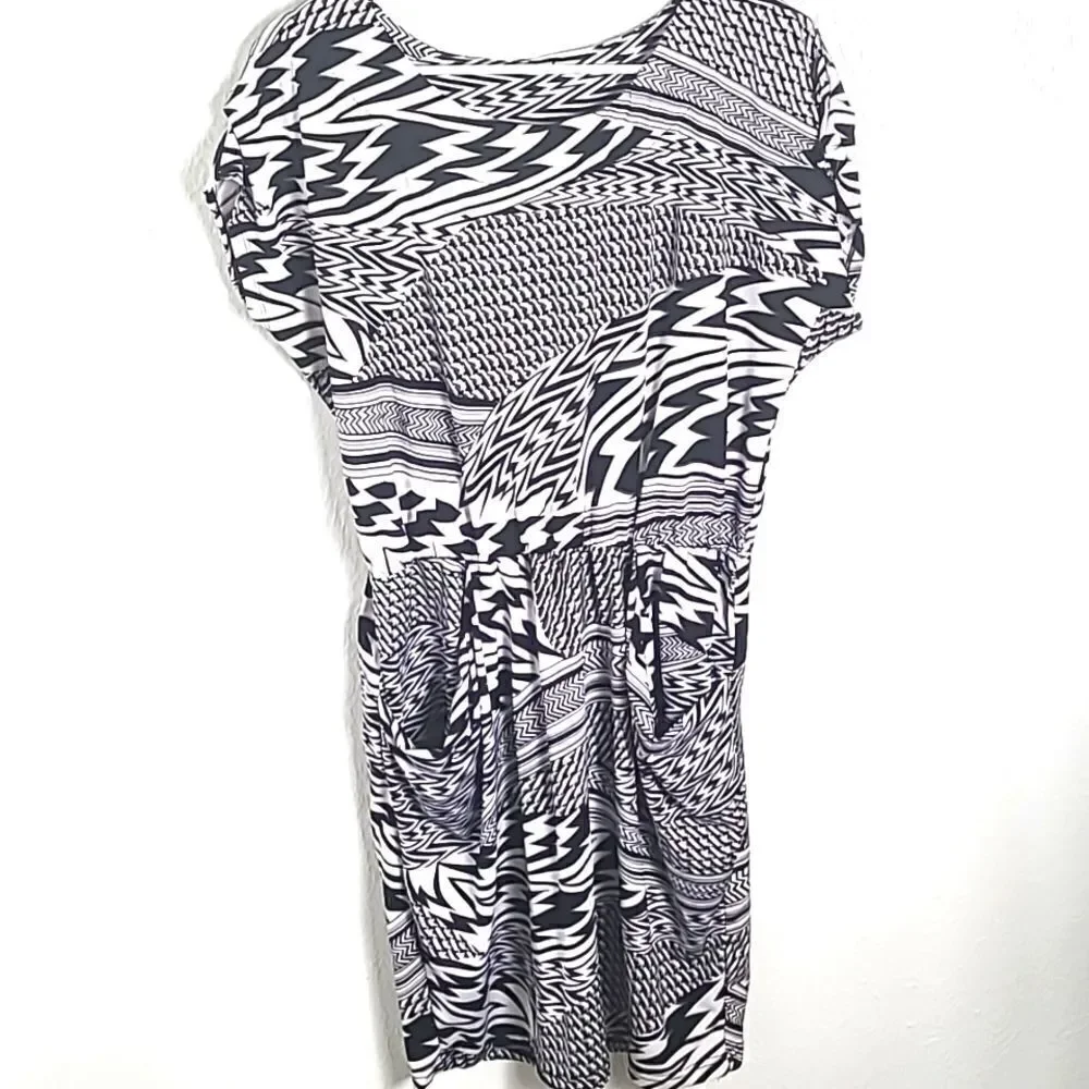 Dots Black & White Aysemetrical Print Dress with Pockets in Front, Size Medium